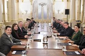 Tras las críticas, Karina Milei se reunió con la Iglesia por la visita de León XIV