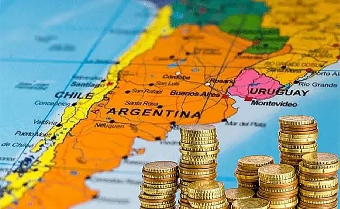 Tuvieron una mínima baja del 0,1%. Los recursos del IVA bajaron 5%, mientras que los del Impuesto a las Ganancias subieron 9%.